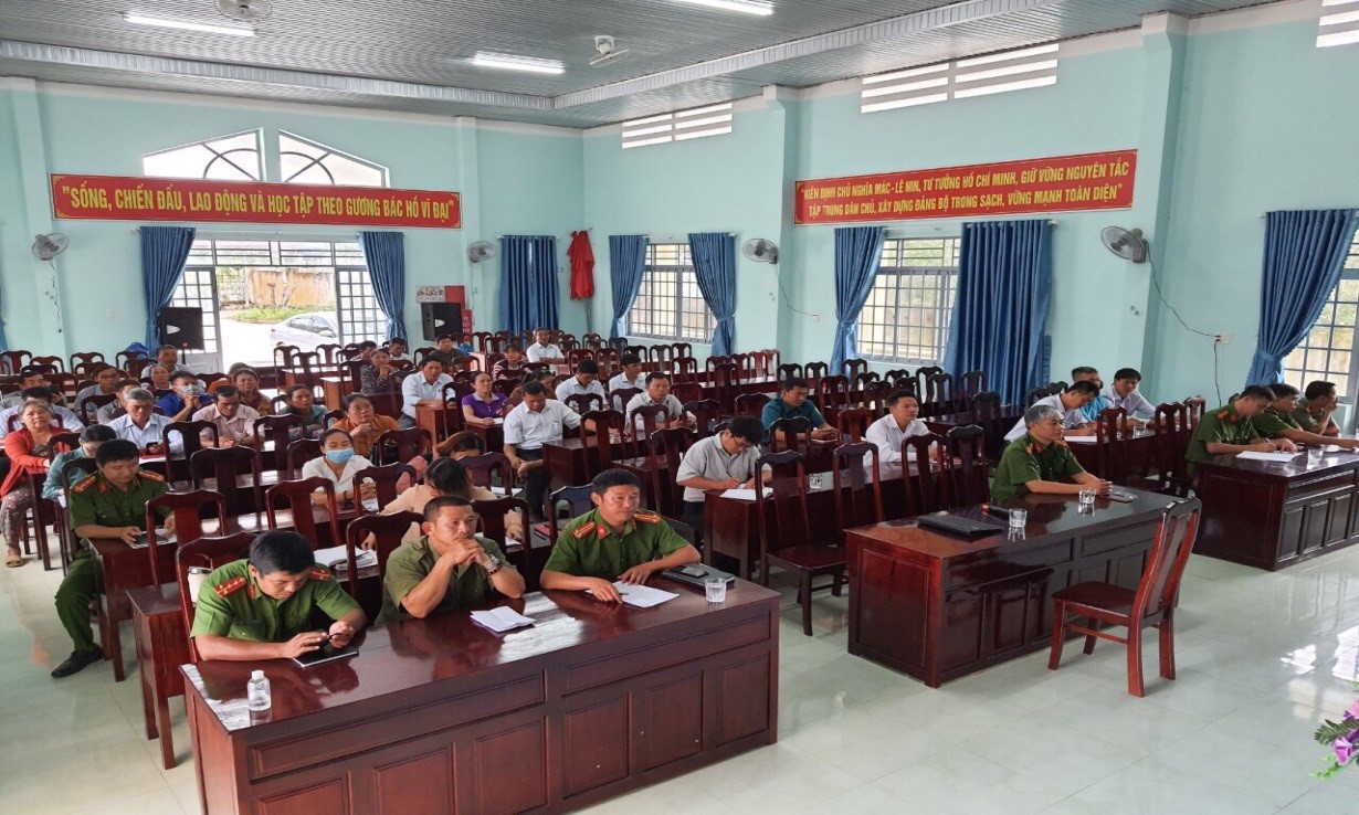 Công an xã Ea Sô phối hợp với UBND xã Ea Sô tổ chức diễn đàn Công an xã lắng nghe ý kiến nhân dân