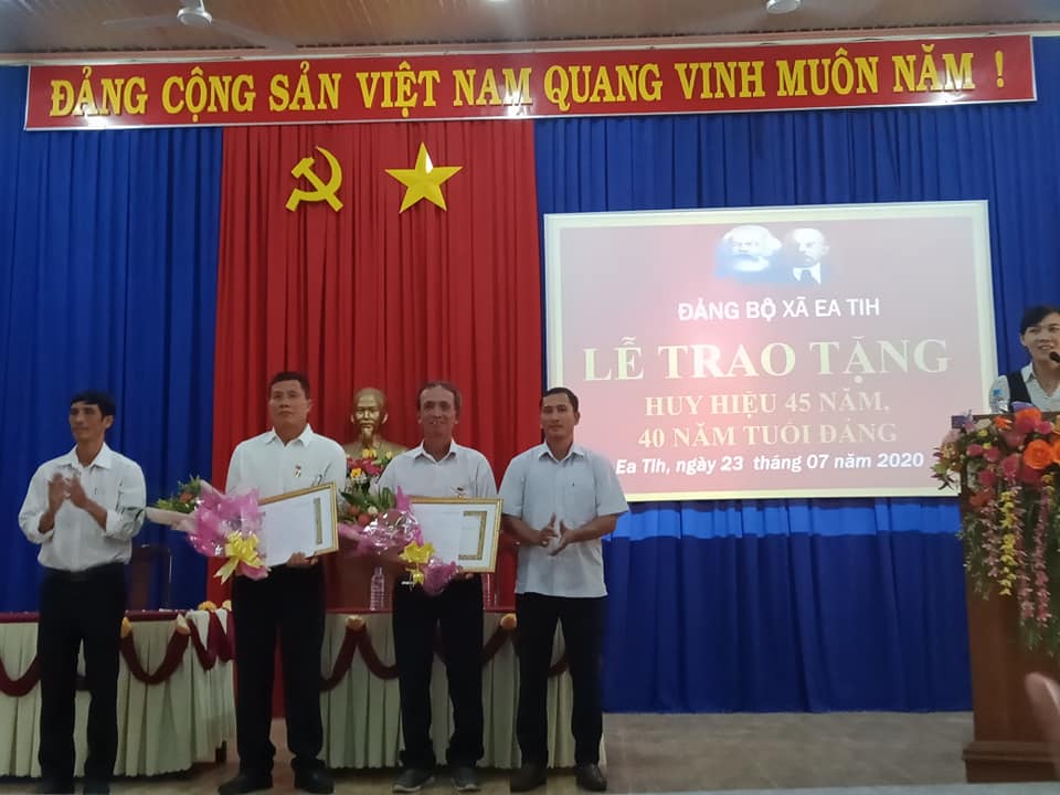 Lễ trao huy hiệu 45 và 40 năm tuổi Đảng cho 4 đảng viên 