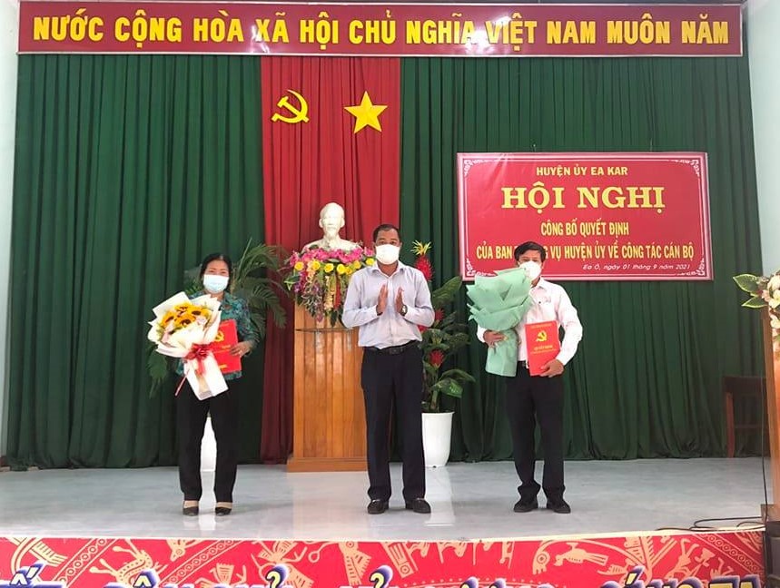 Hội nghị công bố các quyết định của Ban thường vụ Huyện ủy về công tác cán bộ năm 2021.