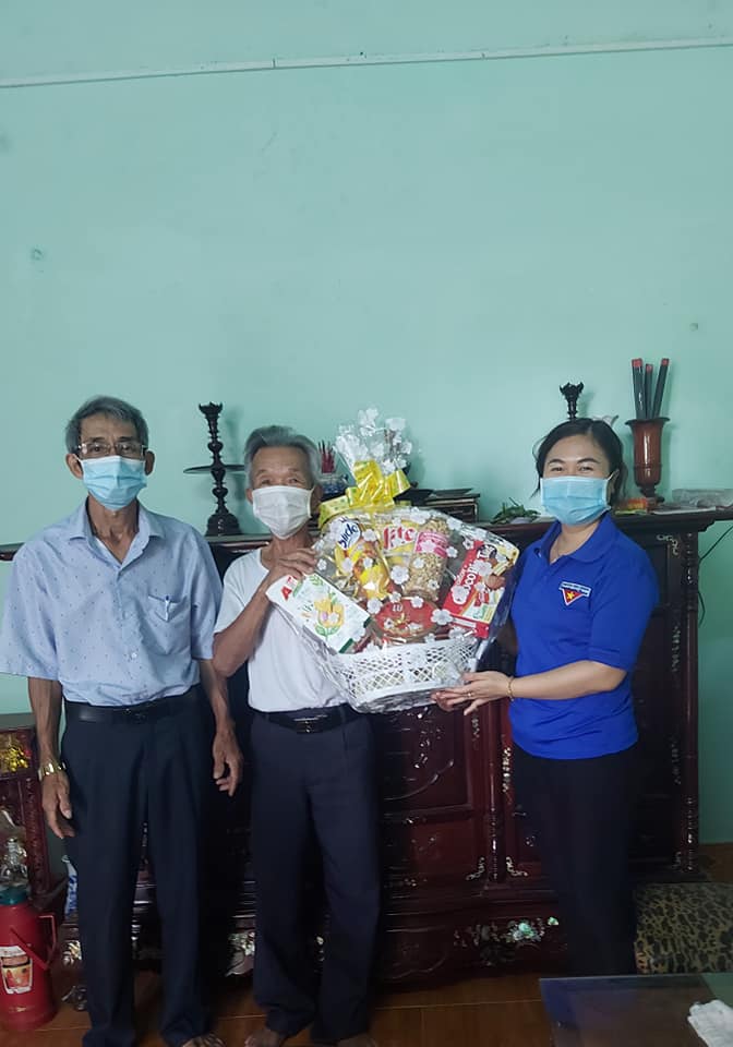 Đoàn cơ sở xã EaĐar đã đến thăm hỏi gia đình ông Nguyễn Xuân Quý – thương binh 4/4 ở thôn 5, xã EaĐar.