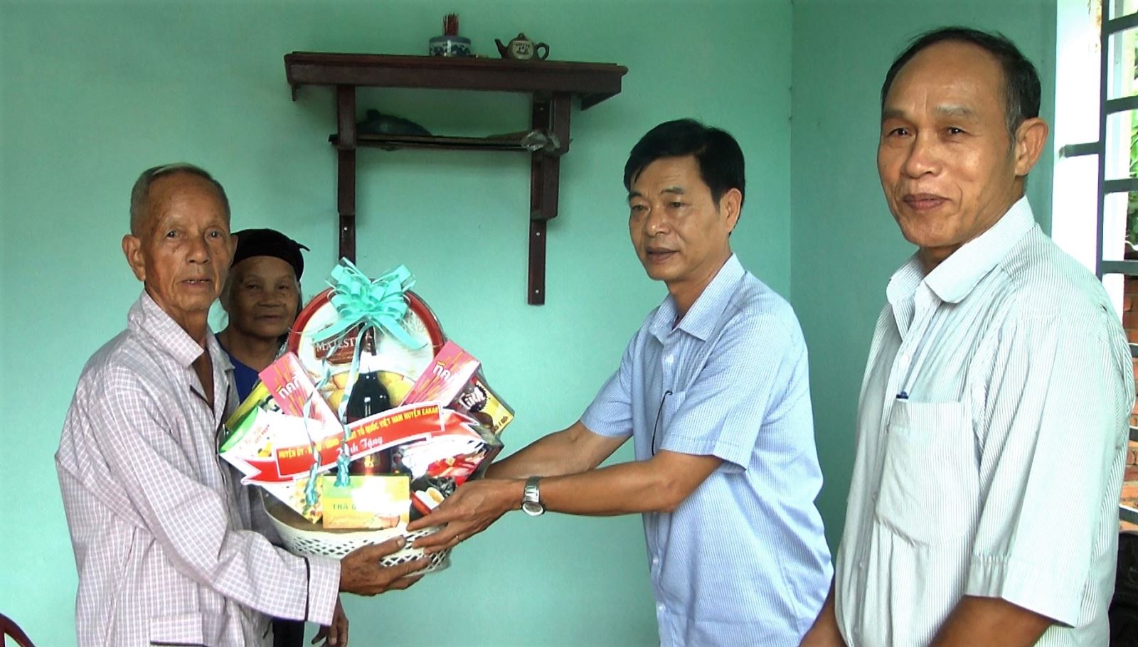 Đoàn lãnh đạo huyện Eakar đến thăm và tặng quà gia đình chính sách trên địa bàn huyện nhân dịp 75 năm ngày thương binh liệt sỹ 27/7.