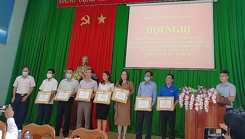  Đảng bộ thị trấn EaKar Sơ kết 5 năm thực hiện chỉ thị 05 của Bộ Chính trị về học tập và làm theo tư tưởng, đạo đức, phong cách Hồ Chí Minh.