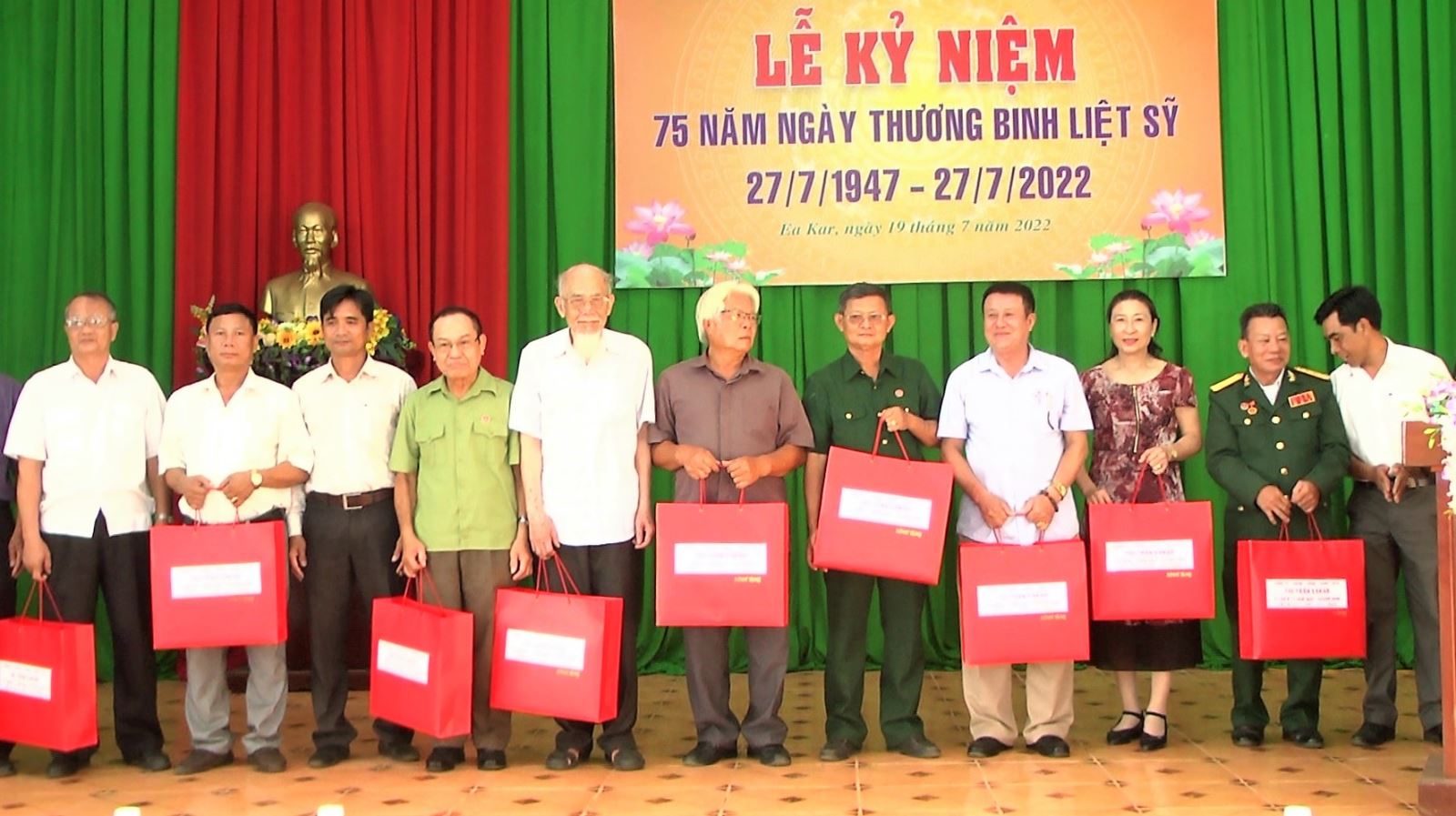 UBND thị trấn EaKar tổ chức Lễ kỷ niệm 75 năm ngày thương binh liệt sỹ 27/7