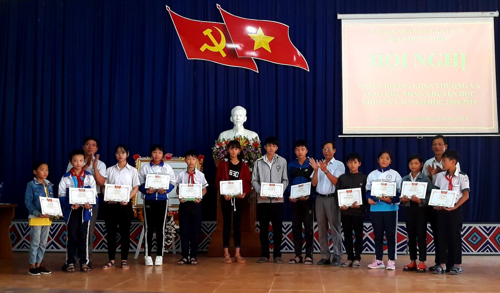 Hội Khuyến học xã Cư Ni, huyện EaKar tuyên dương, khen thưởng học sinh giỏi, học sinh vượt khó.