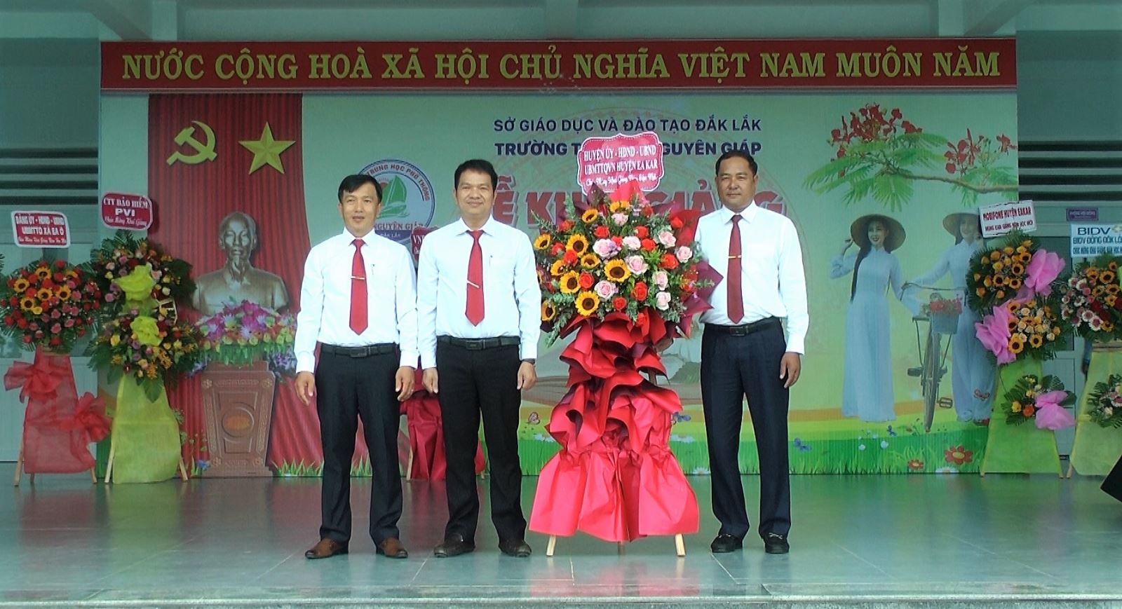 Trường THPT Võ Nguyên Giáp xã Ea Ô khai giảng năm học mới 2022-2023