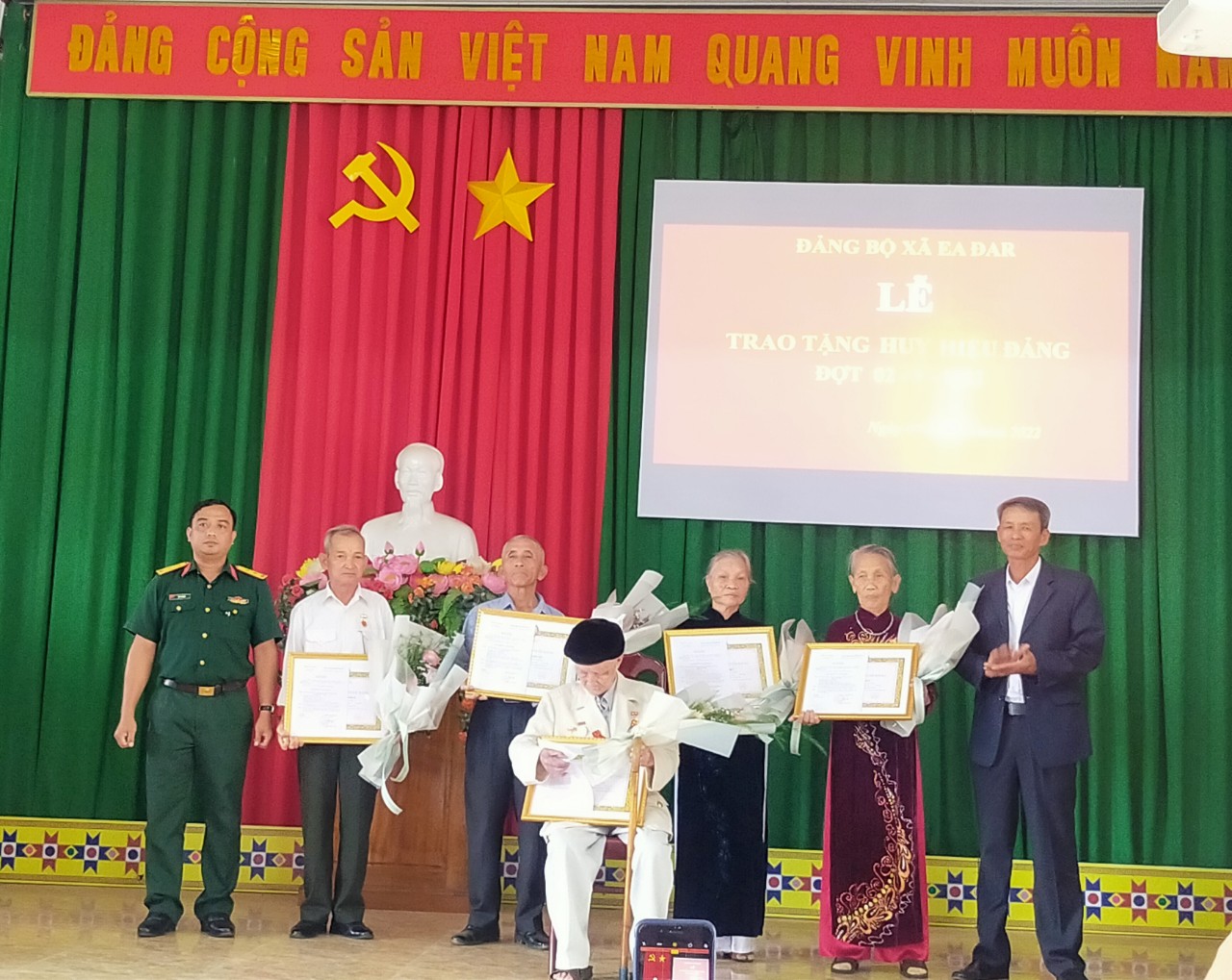 Đảng bộ xã Ea Đar trao tặng huy hiệu 75, 55 và 50 năm tuổi Đảng, đợt 2/9.