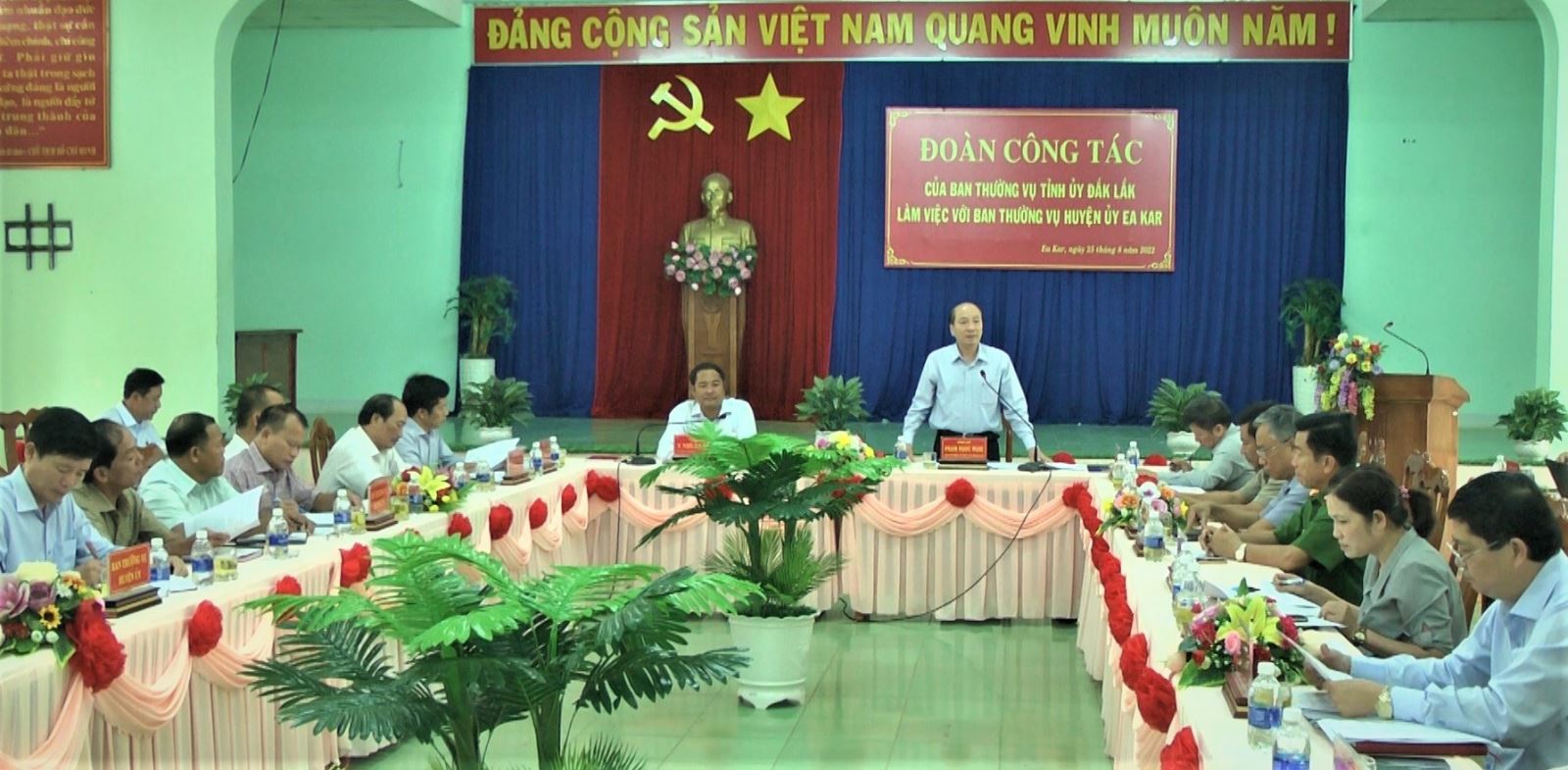 Đoàn công tác của Ban Thường vụ Tỉnh ủy Đắk Lắk làm việc với Huyện ủy Ea Kar