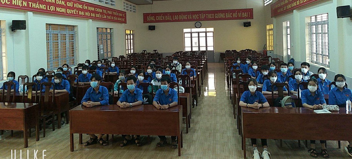 Đoàn cơ sở xã EaTyh tổ chức Lễ lớp cảm tình Đoàn và 4 bài lý luận chính trị năm 2022