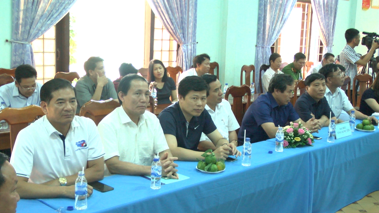Các thành viên tổ công tác Tỉnh ủy Hưng Yên tham dự buổi làm việc