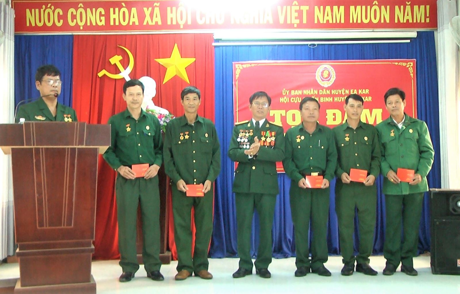 Hội Cựu chiến binh huyện Ea Kar tổ chức Lễ tọa đàm kỷ niệm 33 năm ngày thành lập Hội Cựu chiến binh Việt Nam (06/12/1989 - 06/12/2022)