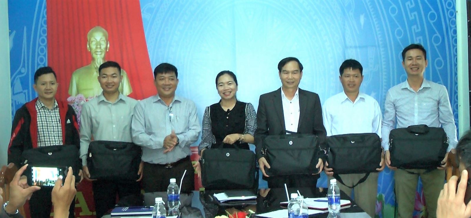 Hỗ trợ trang thiết bị phục vụ cho hoạt động chuyển đổi số và  ứng dụng công nghệ thông tin trên địa bàn huyện.