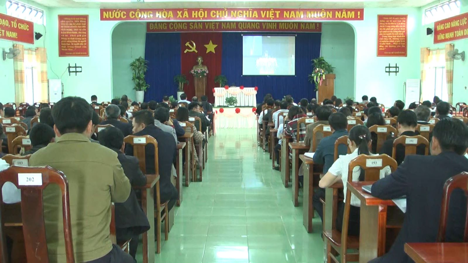 Cán bộ chủ chốt huyện EaKar dự Hội nghị trực tuyến do tỉnh ủy Đắk Lắk tổ chức.