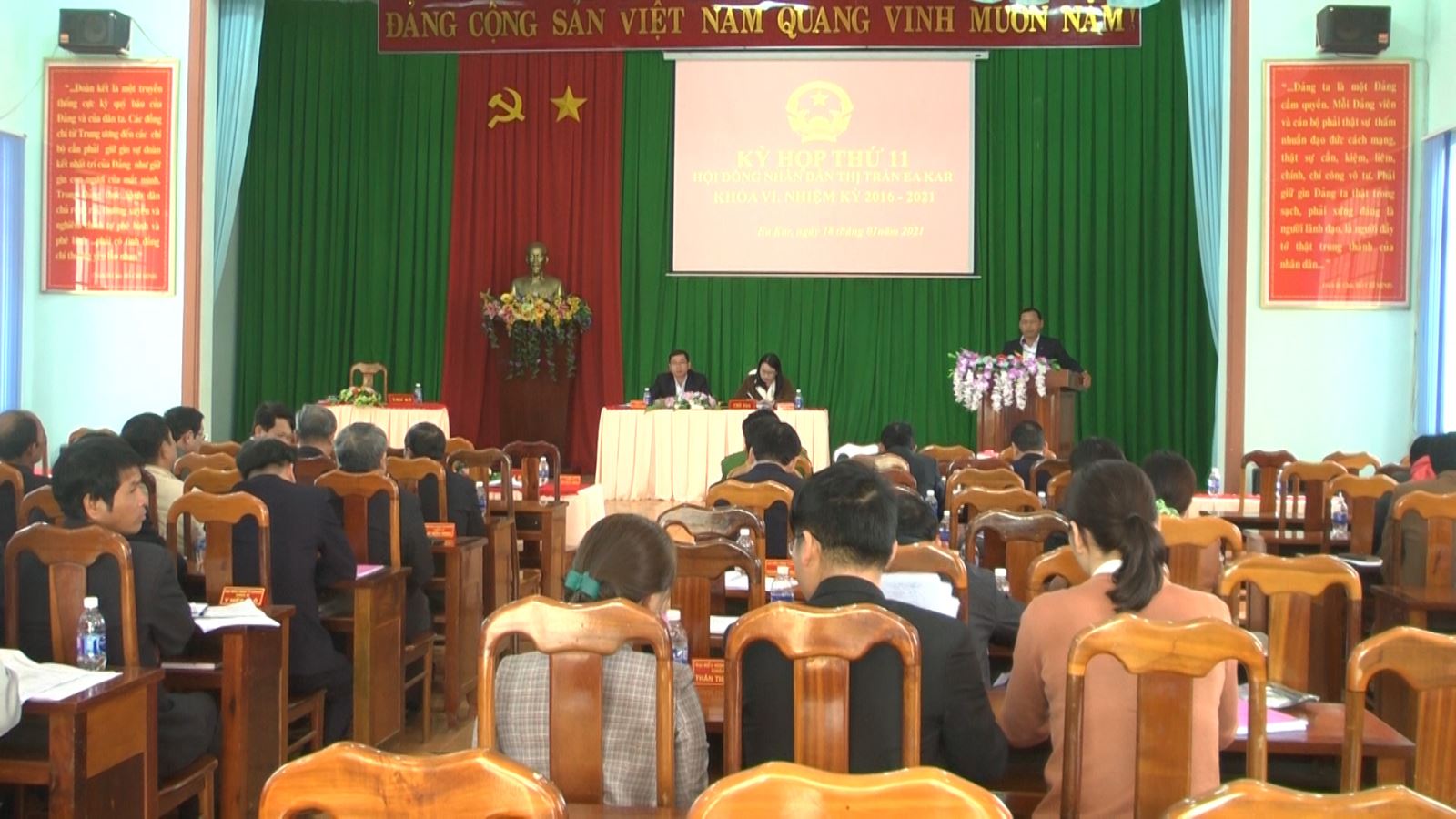 Hội đồng nhân dân thị trấn EaKar khóa VI nhiệm kỳ (2016-2021) tổ chức kỳ họp thứ 11.