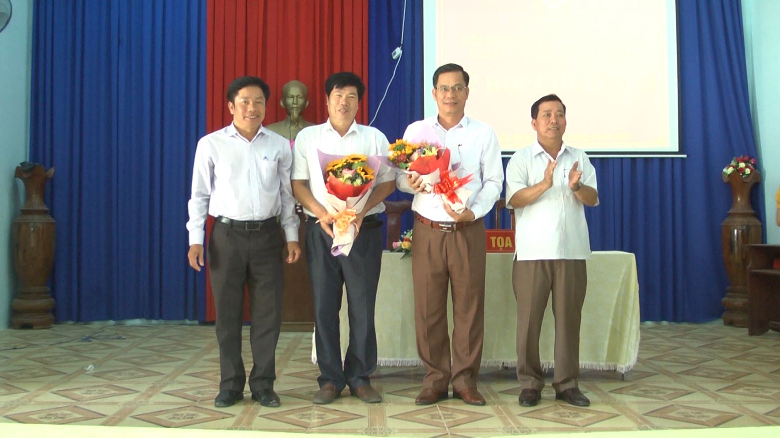 HĐND xã Cư Bông khóa IV, nhiệm kỳ 2016 - 2021 tổ chức kỳ họp chuyên đề.