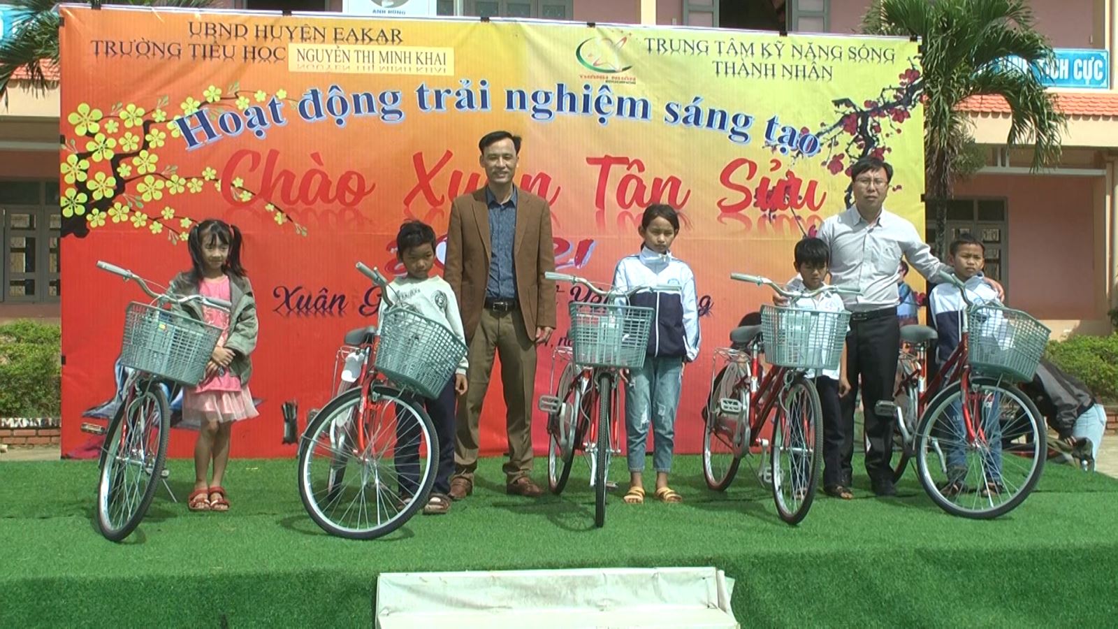 Trường tiểu học Nguyễn Thị Minh Khai, thị trấn EaKar tổ chức hoạt động trải nghiệm sáng tạo, chào Xuân Tân Sửu-2021.