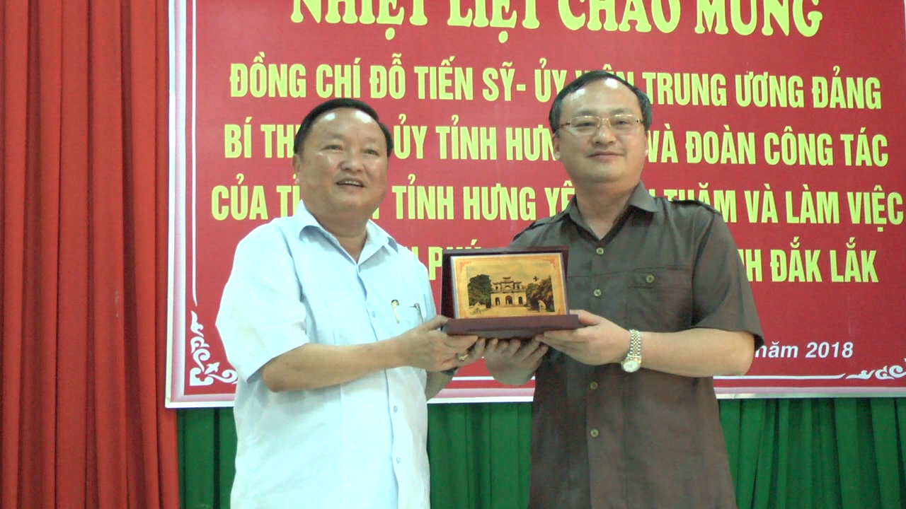 Đồng chí Kiều Thành Dũng - TUV, Bí thư huyện ủy EaKar (Bên trái) nhận quà lưu niệm của đồng chí Đỗ Tiến Sỹ - Ủy viên Trung ương Đảng, Bí thư tỉnh ủy Hưng Yên gửi tặng