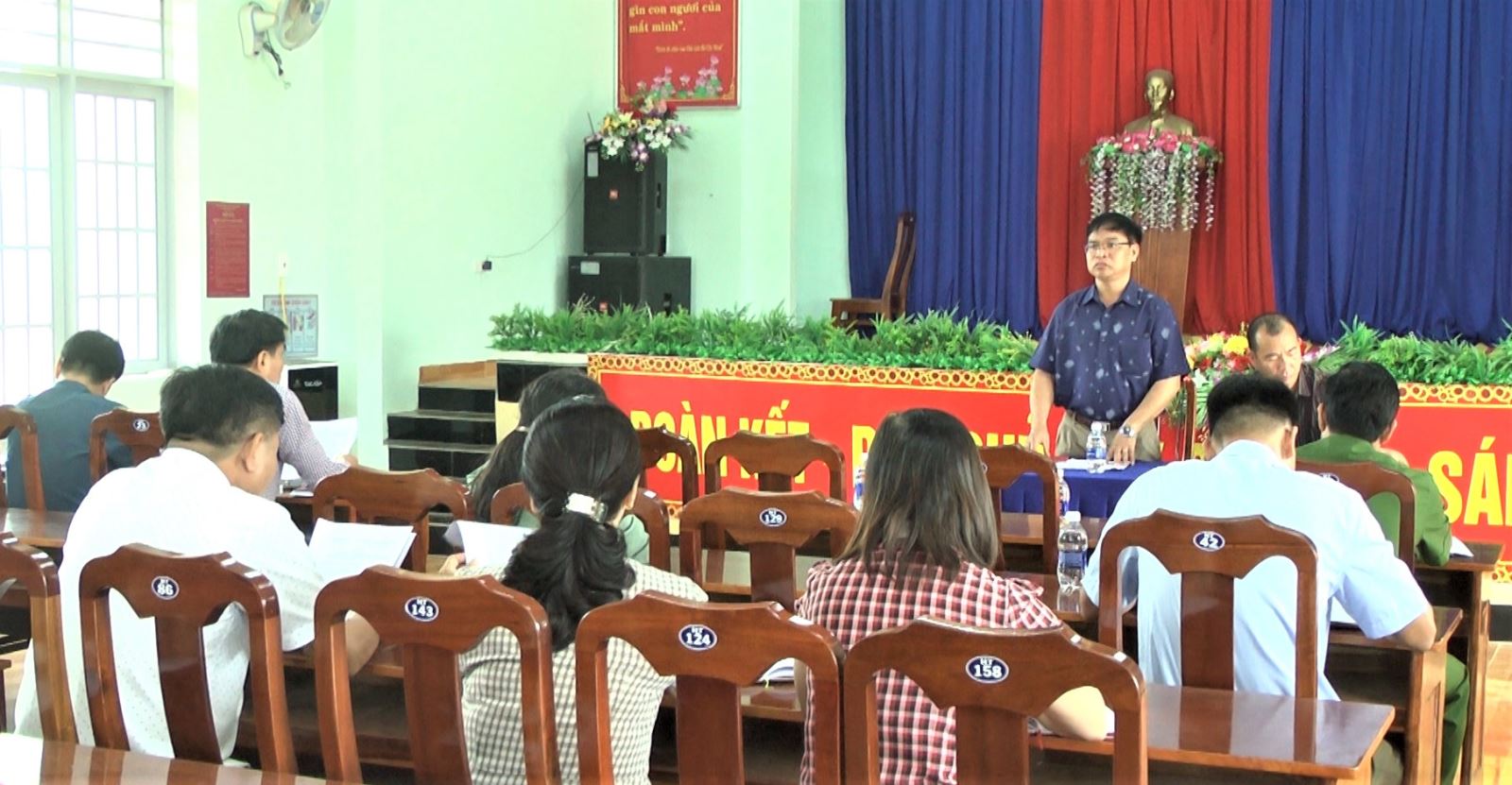 Đoàn công tác của huyện Ea Kar làm việc tại xã Cư Elang