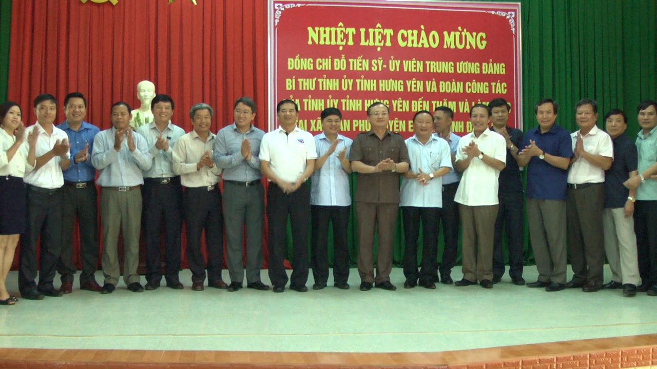 Đoàn công tác cùng lãnh đạo tỉnh Đăk Lăk, huyện EaKar và Xã Xuân phú chụp hình kỉ niệm sau buổi làm việc