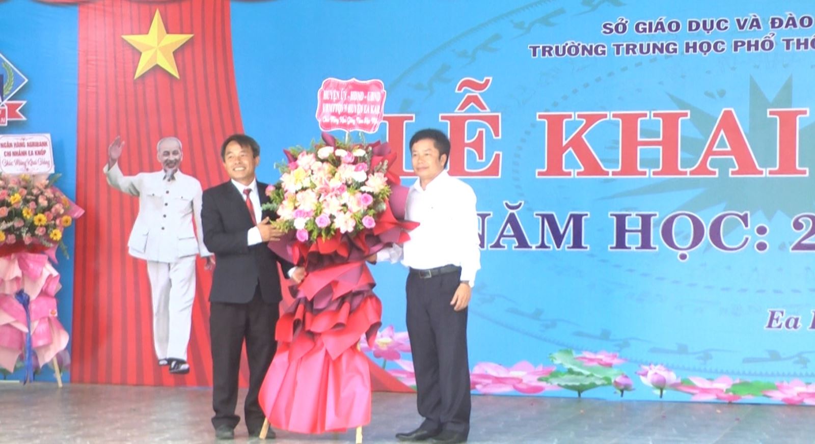 Trường THPT Trần Quốc Toản – thị trấn EaKnốp tổ chức lễ khai giảng năm học mới 2022 – 2023