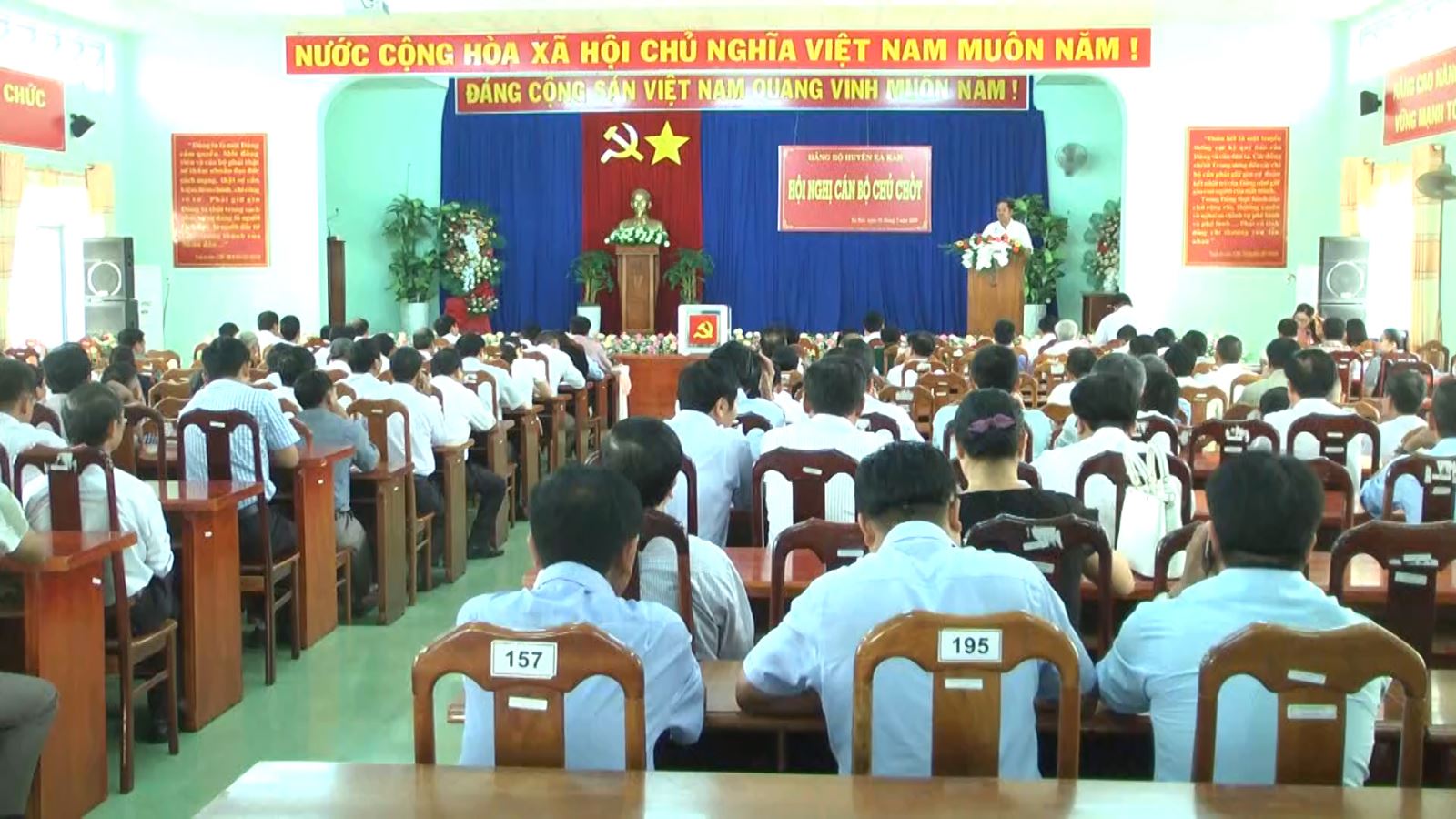 Huyện ủy EaKar tổ chức hội nghị cán bộ chủ chốt.