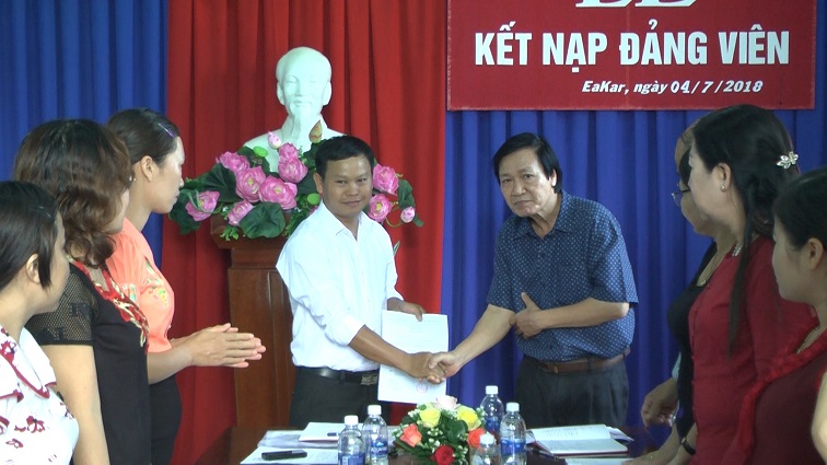 Huyện EaKar 6 tháng đầu năm 2018 kết nạp được 97 đảng viên mới