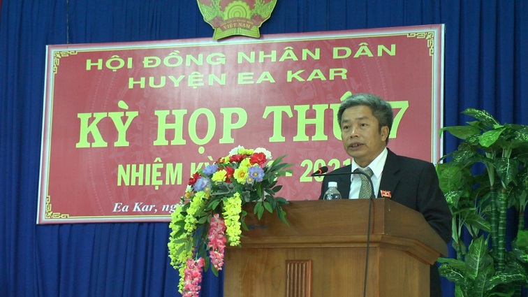 Đồng chí Nguyễn Văn Hà, Phó Bí thư Huyện ủy, Chủ tịch UBND huyện phát biểu tại Kỳ họp