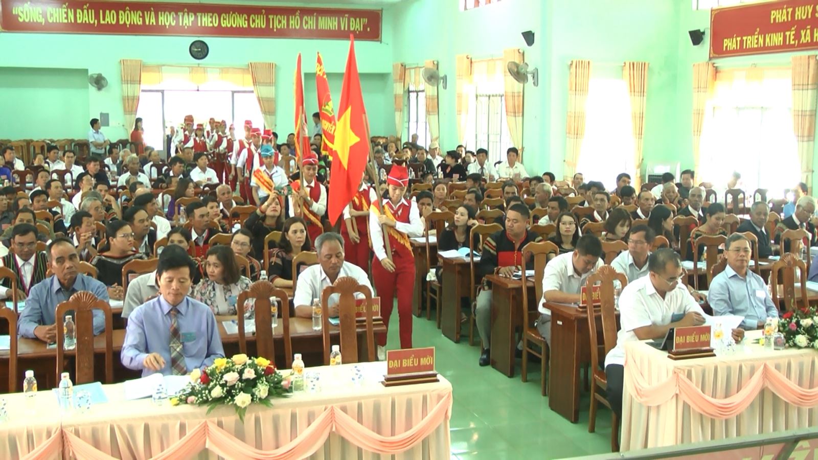Đoàn đại biểu các dân tộc và các em học sinh chúc mừng Đại hội