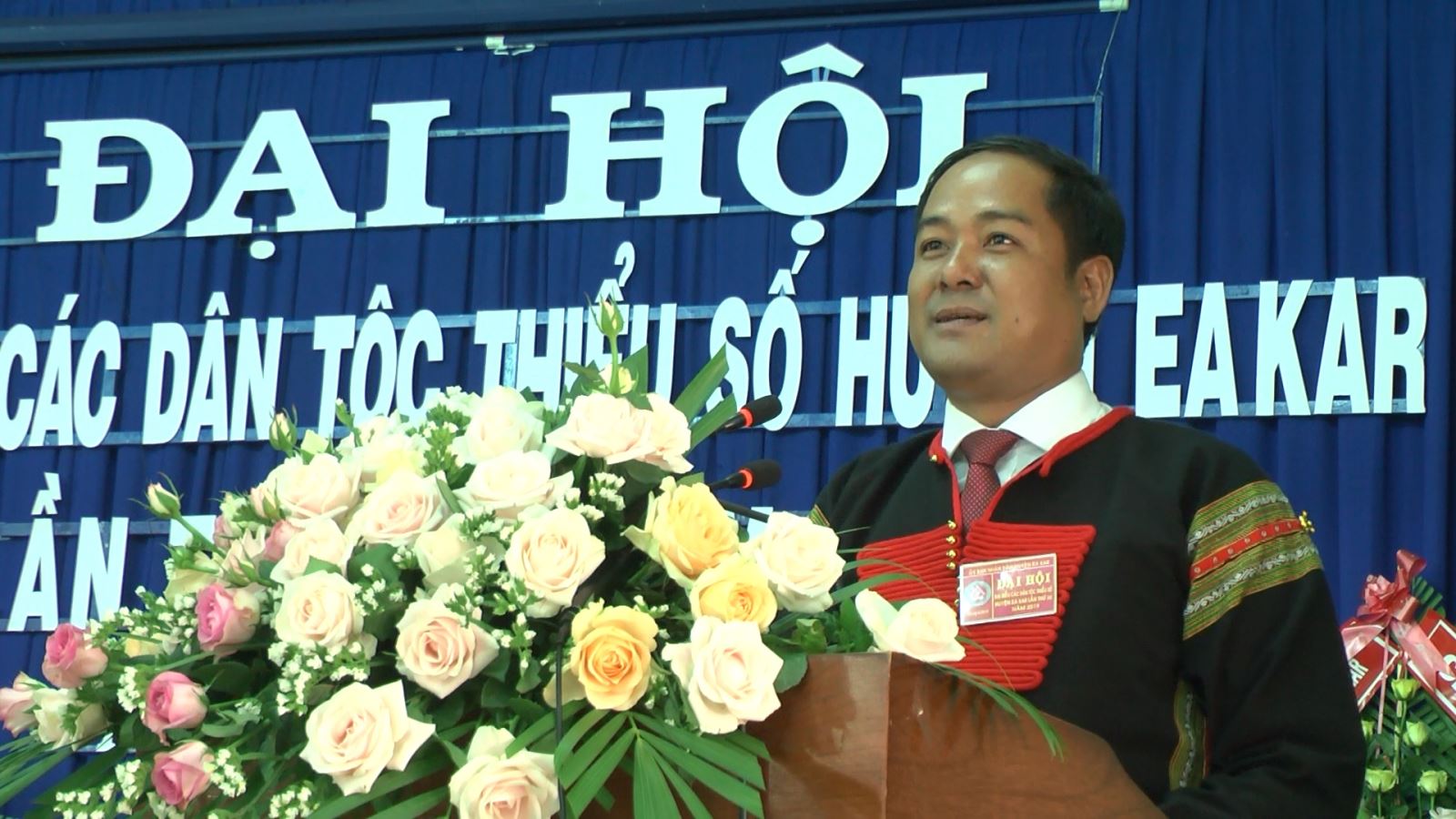 Đồng chí Y Nhuân Byă - Bí thư huyện ủy EaKar phát biểu tại đại hội