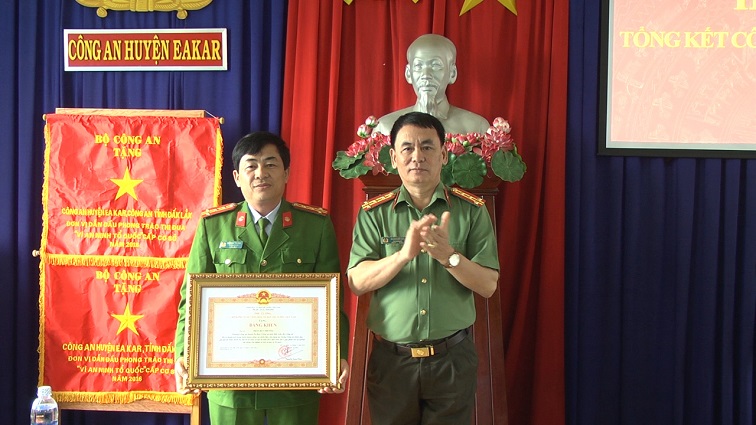 Đồng chí Trần Duy Trường (bên trái), Trưởng công an huyện EaKar nhận Bằng khen của Thủ tướng chính phủ  vì đã có thành tích xuất sắc trong đấu tranh phòng chống tội phạm, đảm bảo ANCT, TTATXH và xây dựng lực lượng công an nhân dân 5 năm (2013 - 2017)