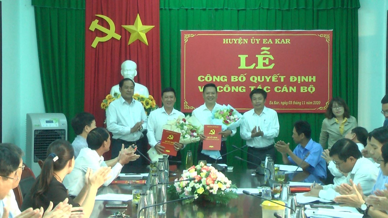 Huyện ủy, UBND huyện Ea Kar  công bố quyết định về công tác cán bộ