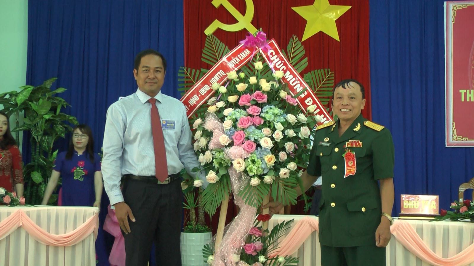 Đồng chí Y Nhuân Byă - Bí thư huyện ủy EaKar tặng hoa chúc mừng Đại hội