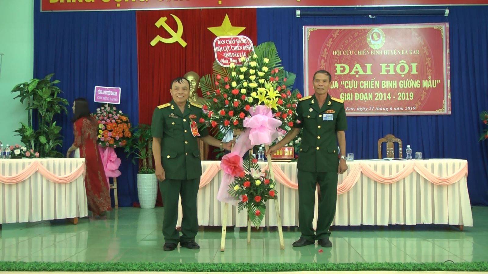 Đại diện Ban chấp hành Hội Cựu chiến binh tỉnh Đắk Lắk tặng hoa chúc mừng Đại hội