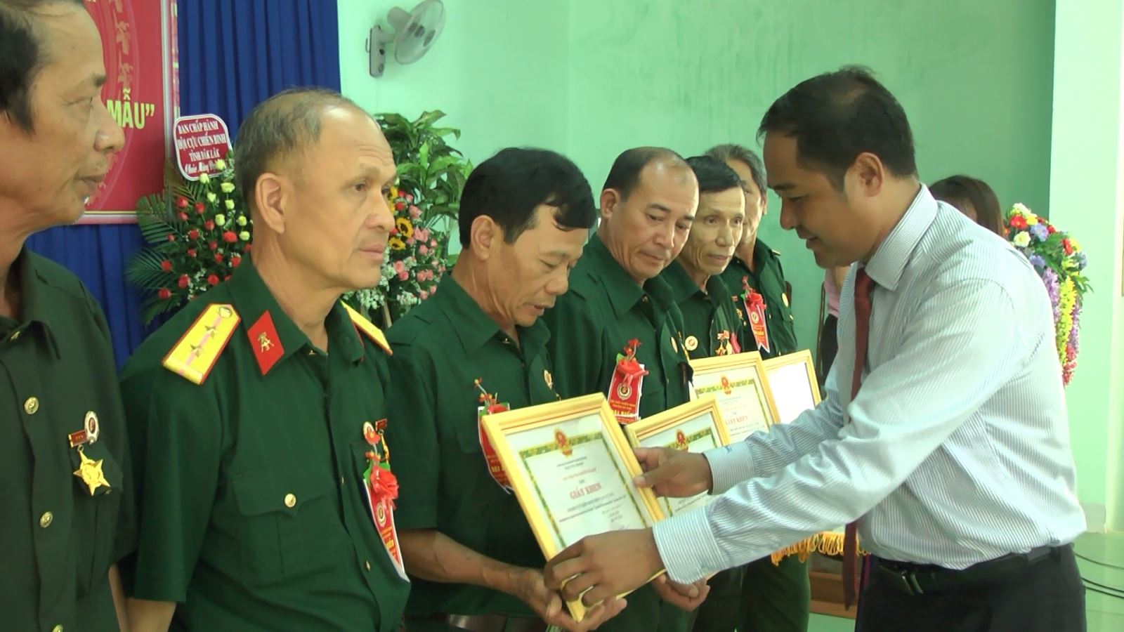Đồng chí Y Nhuân Byă - Bí thư huyện ủy tặng giấy khen của UBND huyện EaKar cho 11 tập thể và 15 cá nhân có thành tích xuất sắc trong phong trào thi đua “CCB gương mẫu” giai đoạn (2014-2019).