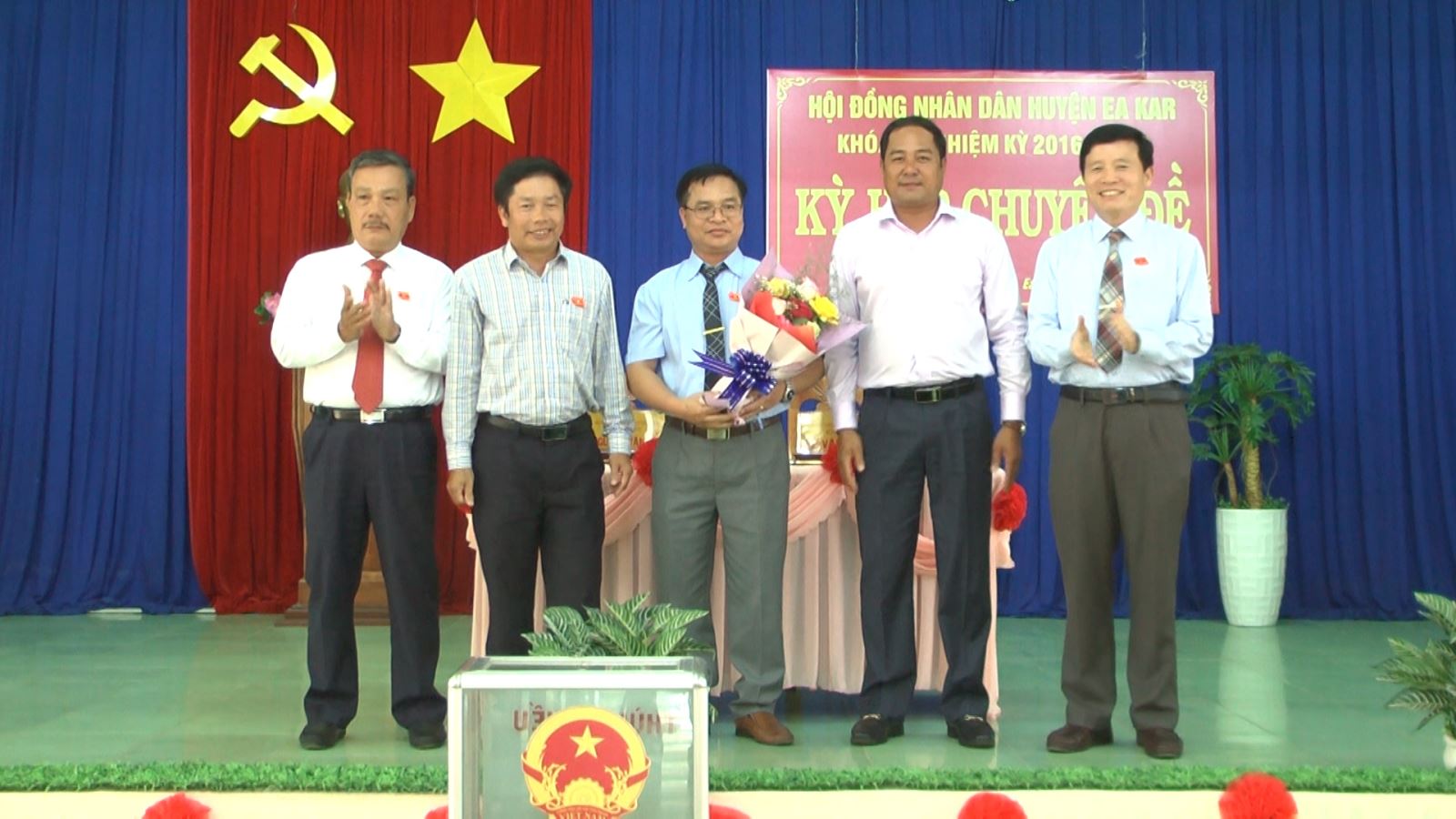 HĐND huyện EaKar khóa VII, nhiệm kỳ 2016 - 2021 tổ chức kỳ họp chuyên đề.