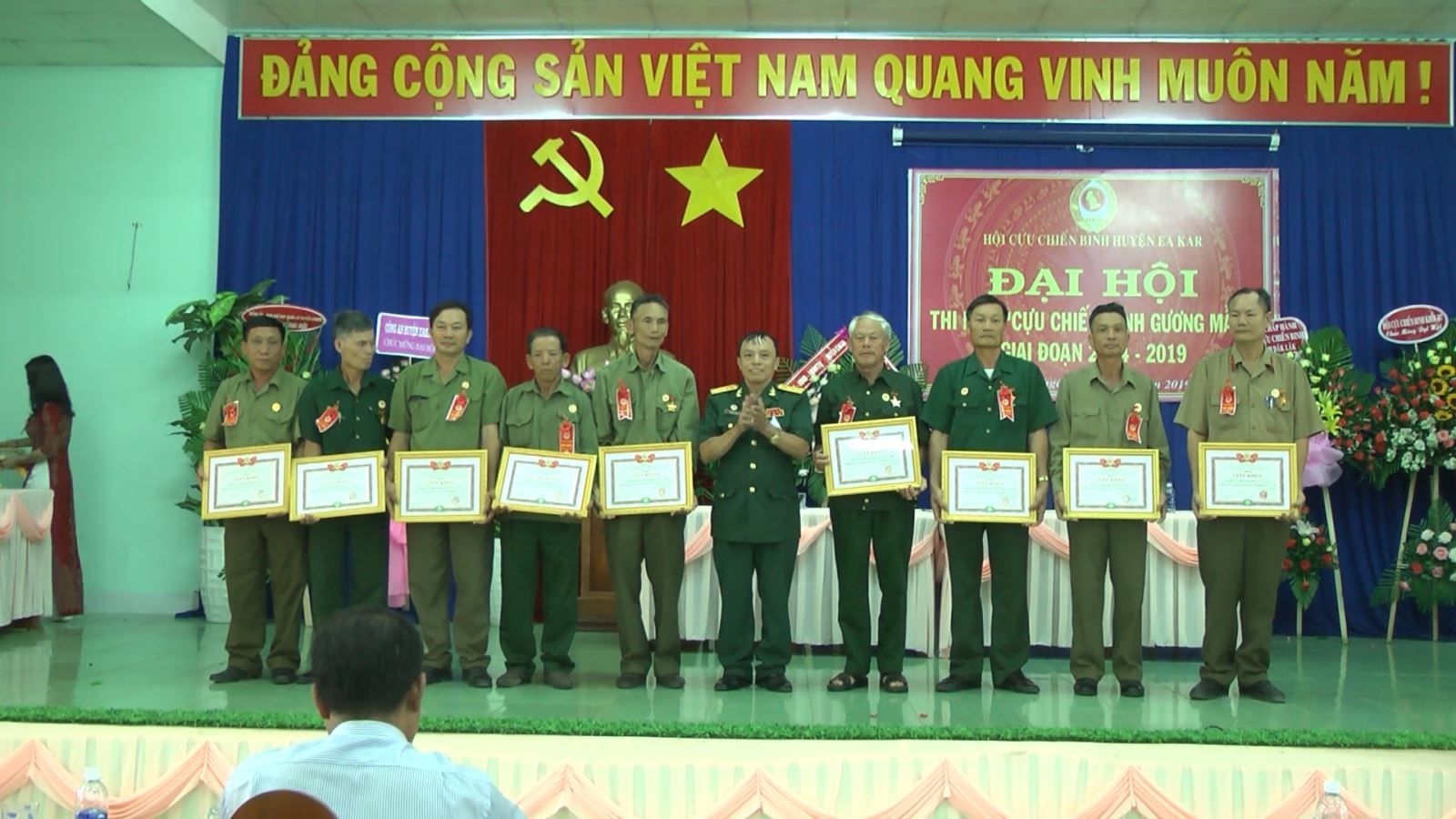 Đồng chí Hoàng Ngọc Châu - Chủ tịch Hội CCB huyện tặng giấy khen của Ban chấp hành hội CCB huyện cho 9 tập thể, 15 cá nhân có thành tích xuất sắc trong phong trào thi đua “CCB gương mẫu” giai đoạn (2014-2019)