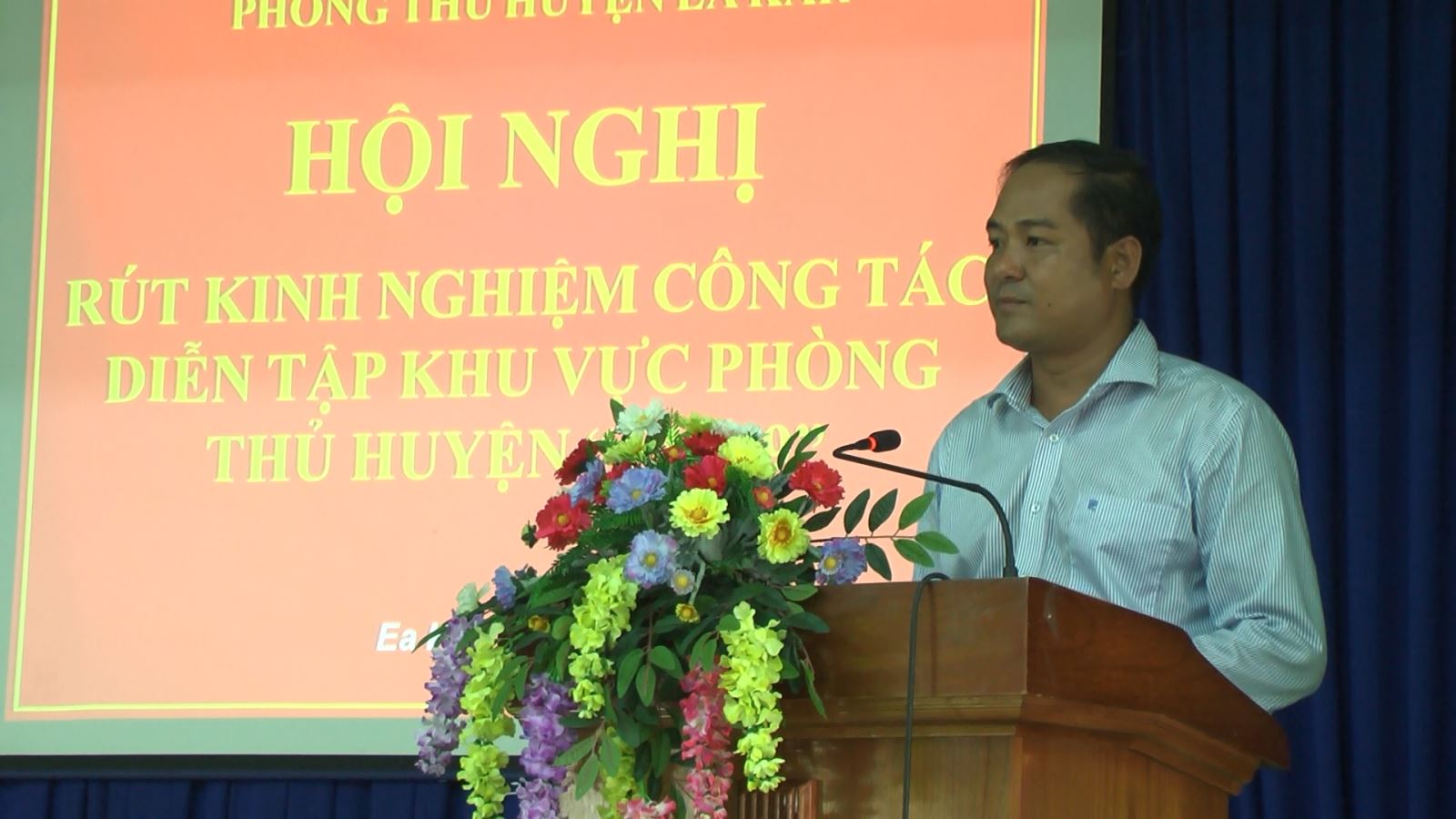 Đồng chí Y Nhuân Byă – Bí thư huyện ủy EaKar phát biểu tại hội nghị