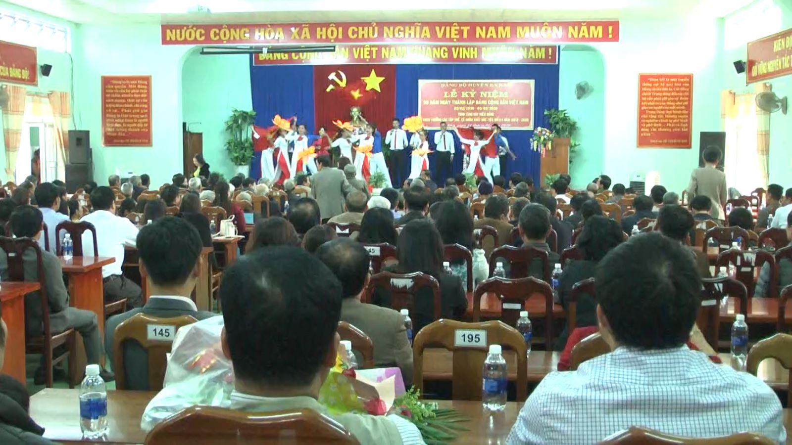 Huyện ủy EaKar tổ chức lễ kỷ niệm 90 năm, ngày thành lập Đảng CSVN (03/02/1930 - 03/02/2020) - Trao tặng huy hiệu Đảng và khen thưởng cho các tập thể, cá nhân xuất sắc tiêu biểu 5 năm (2015-2020).