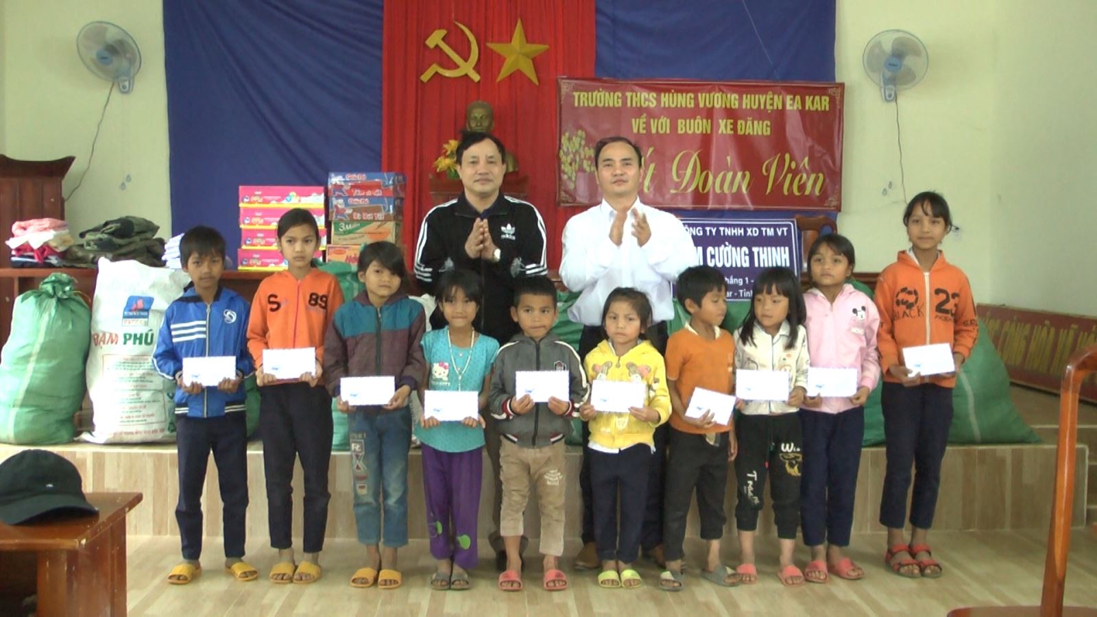 Trường THCS Hùng Vương, thị trấn EaKnốp tổ chức chương trình “Tết đoàn viên” tại Buông Xê Đăng, xã EaSar.
