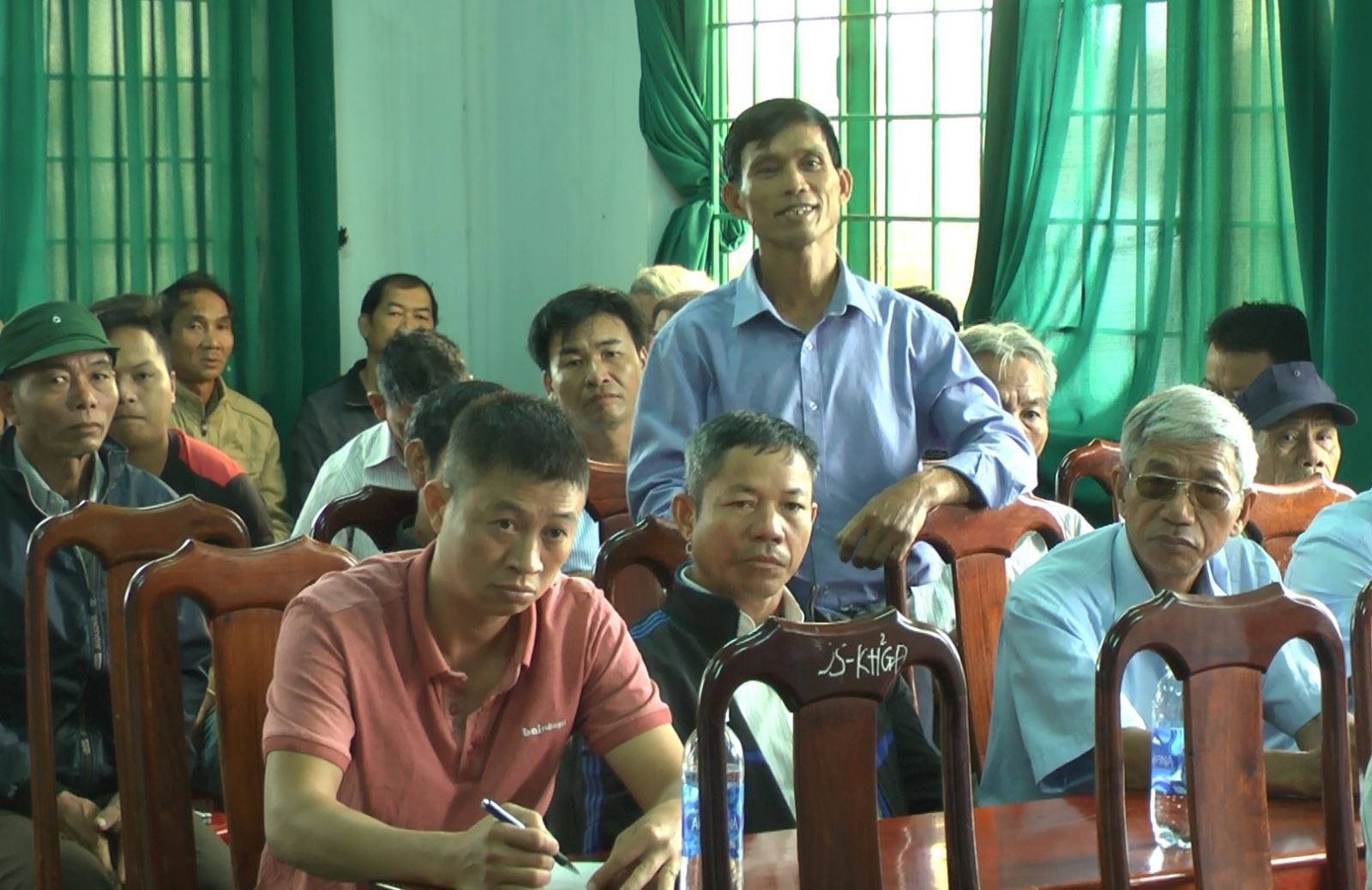 Cử tri xã CưElang phát biểu ý kiến tại hội nghị