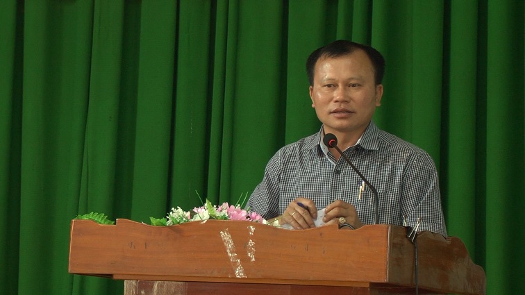 Ông Nguyễn Thanh Bình - Phó Bí thư Đảng ủy, Chủ tịch UBND thị trấn EaKar phát biểu trả lời ý kiến người dân tại hội nghị