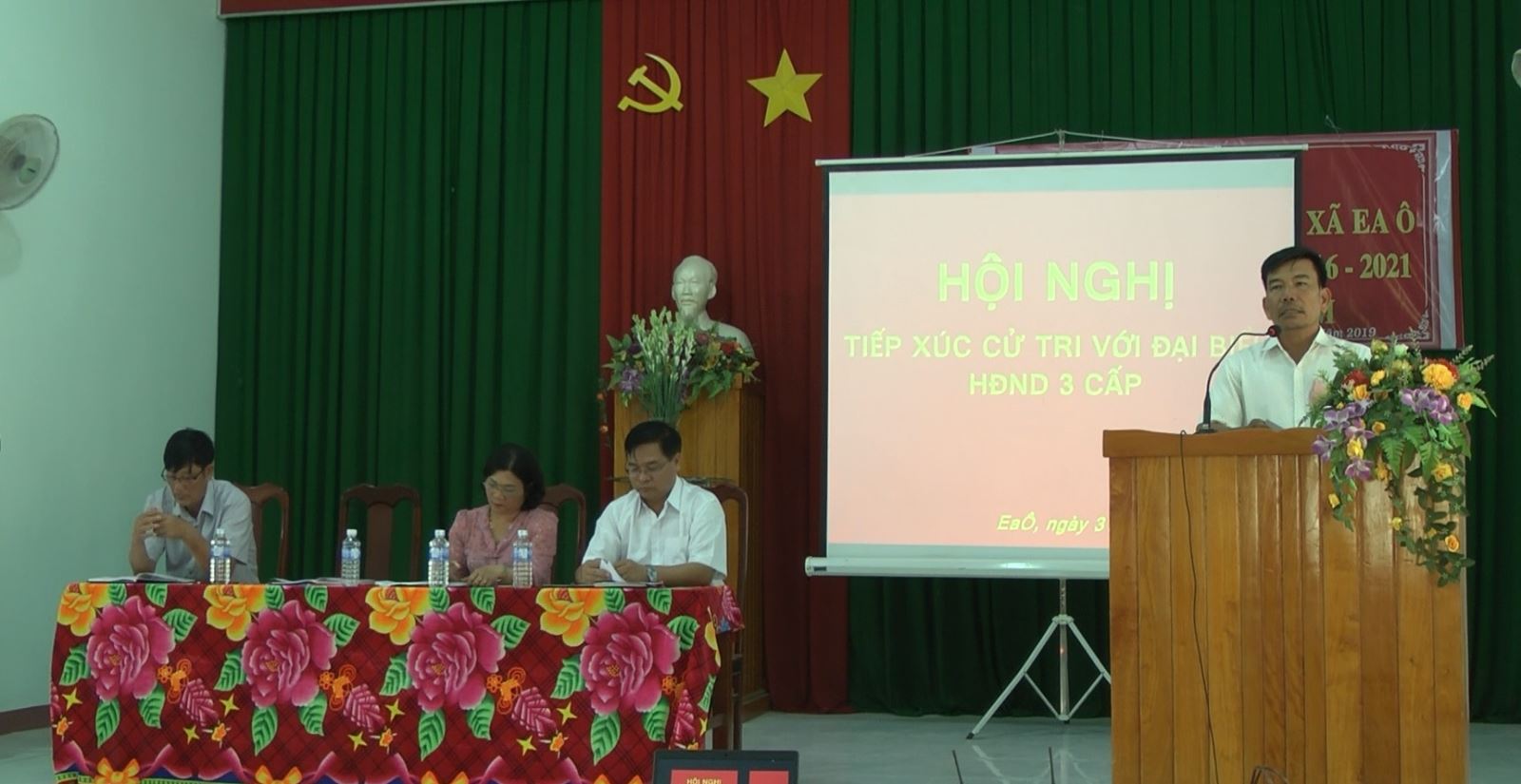 Các đại biểu tham dự buổi tiếp xúc với cử tri xã Ea Ô