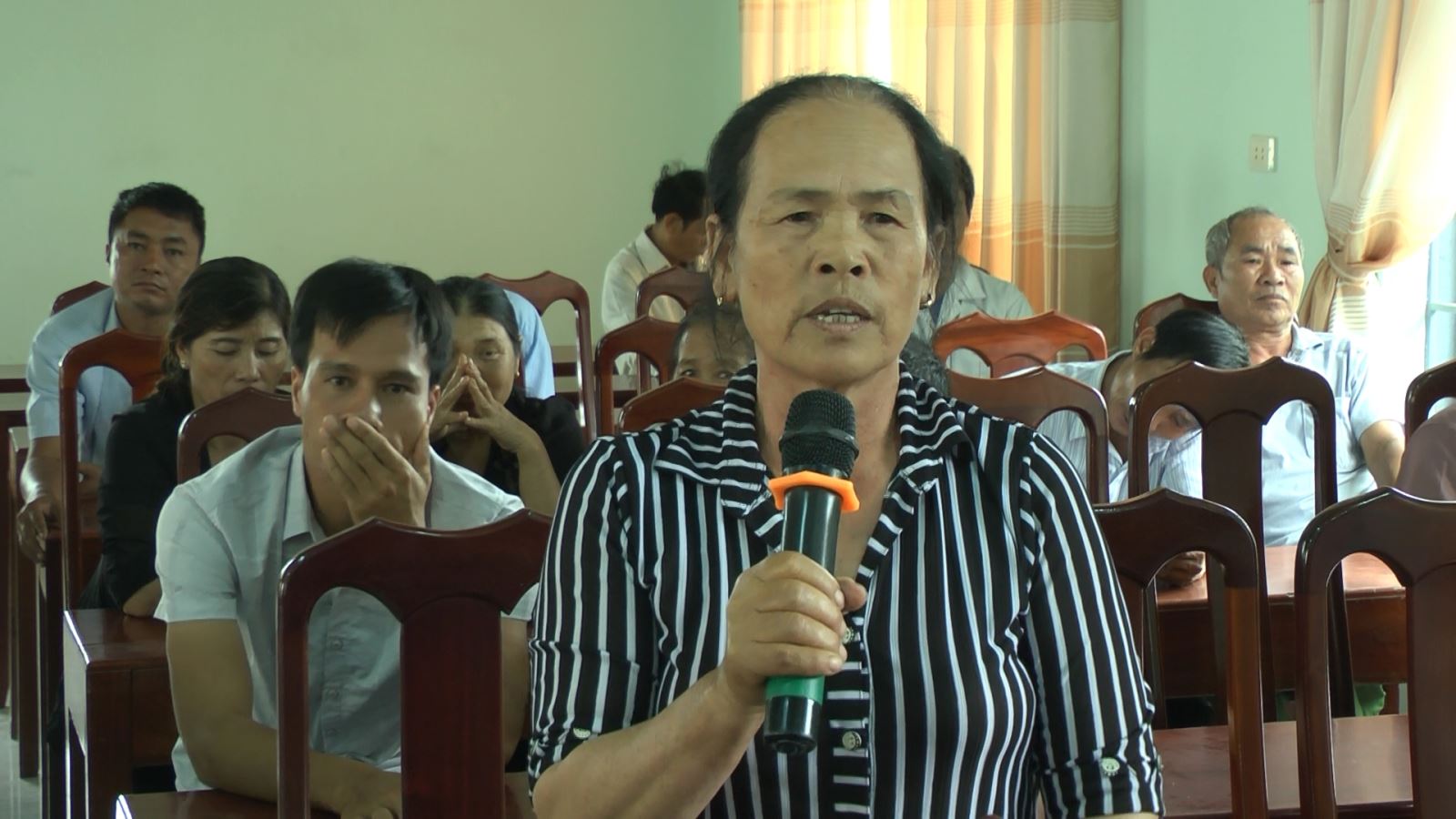 Cử tri xã Ea Ô phát biểu ý kiến tại buổi tiếp xúc với đại biểu HĐND các cấp