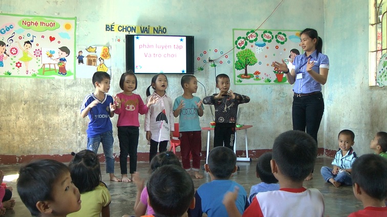 Một tiết sinh hoạt của các em học sinh tại trường Mầm non Thanh Bình, xã Ea Sar