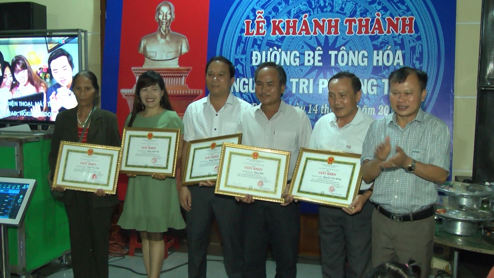 UBND thị trấn EaKar khen thưởng cho các cá nhân có nhiều đóng góp trong xây dựng tuyến đường Nguyễn Tri Phương
