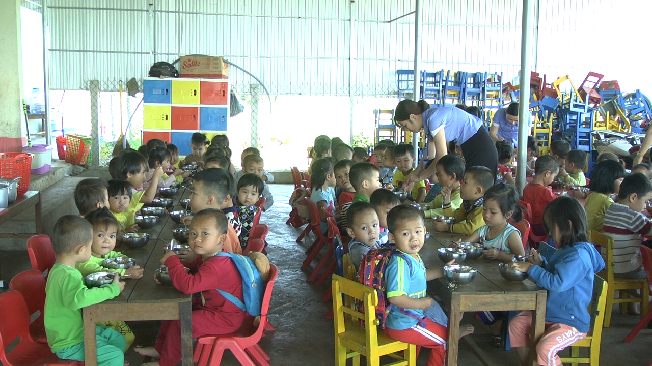 Việc thực hiện tốt công tác ăn bán trú đã góp phần quan trọng trong việc huy động trẻ ra lớp
