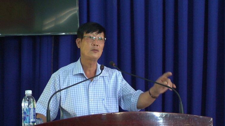 Đồng chí Dương Huy Toản - Phó chủ tịch HĐND huyện EaKar truyền đạt một số nội dung liên quan tại lớp tập huấn