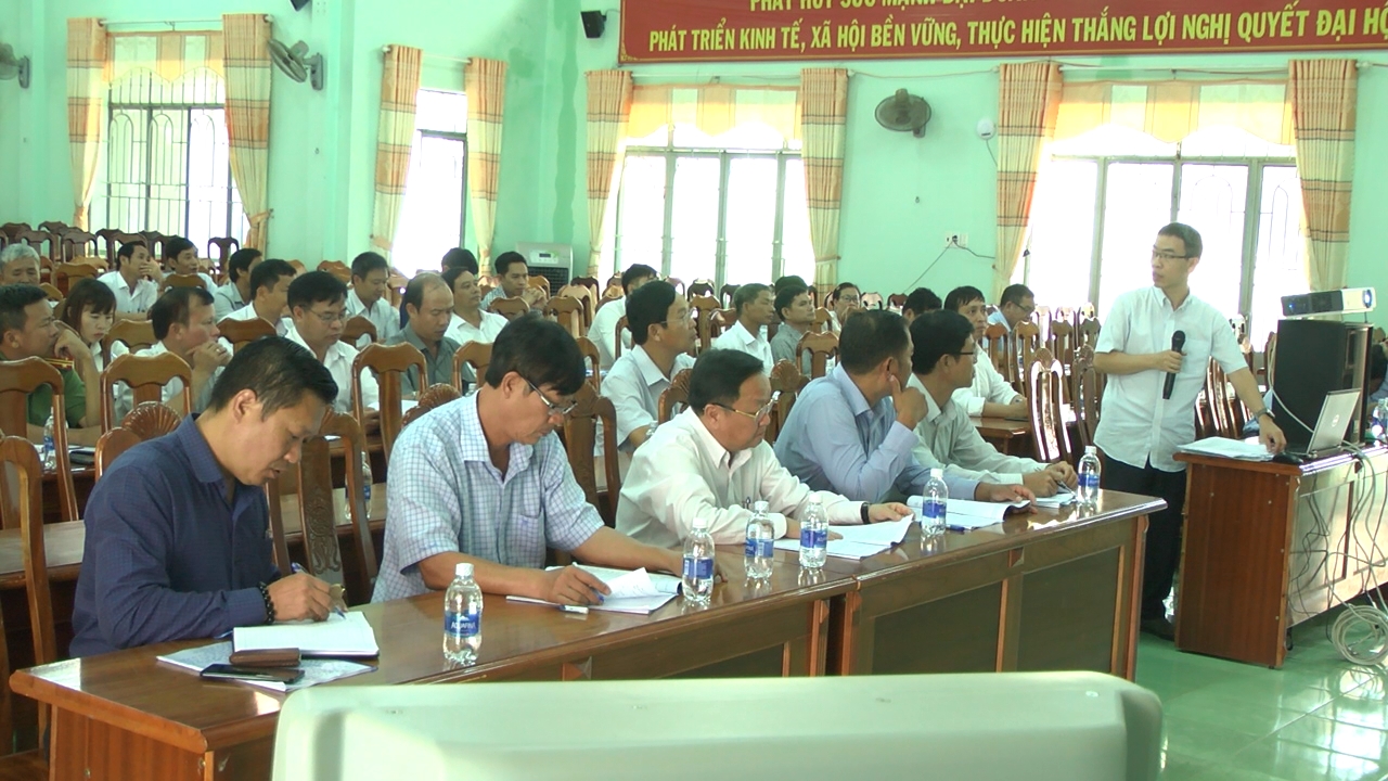 Đại diện đơn vị tư vấn báo cáo thuyết minh về đề án điều chỉnh quy hoạch chung thị trấn EaKar đến năm 2035
