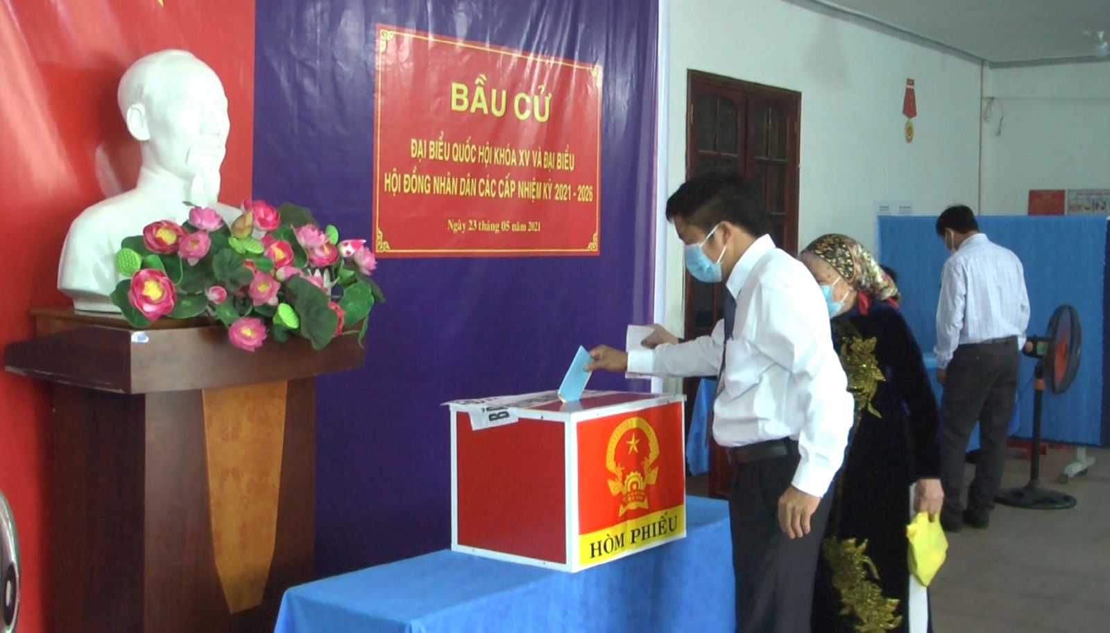 Cử tri huyện Ea Kar hăng hái đi bầu cử.