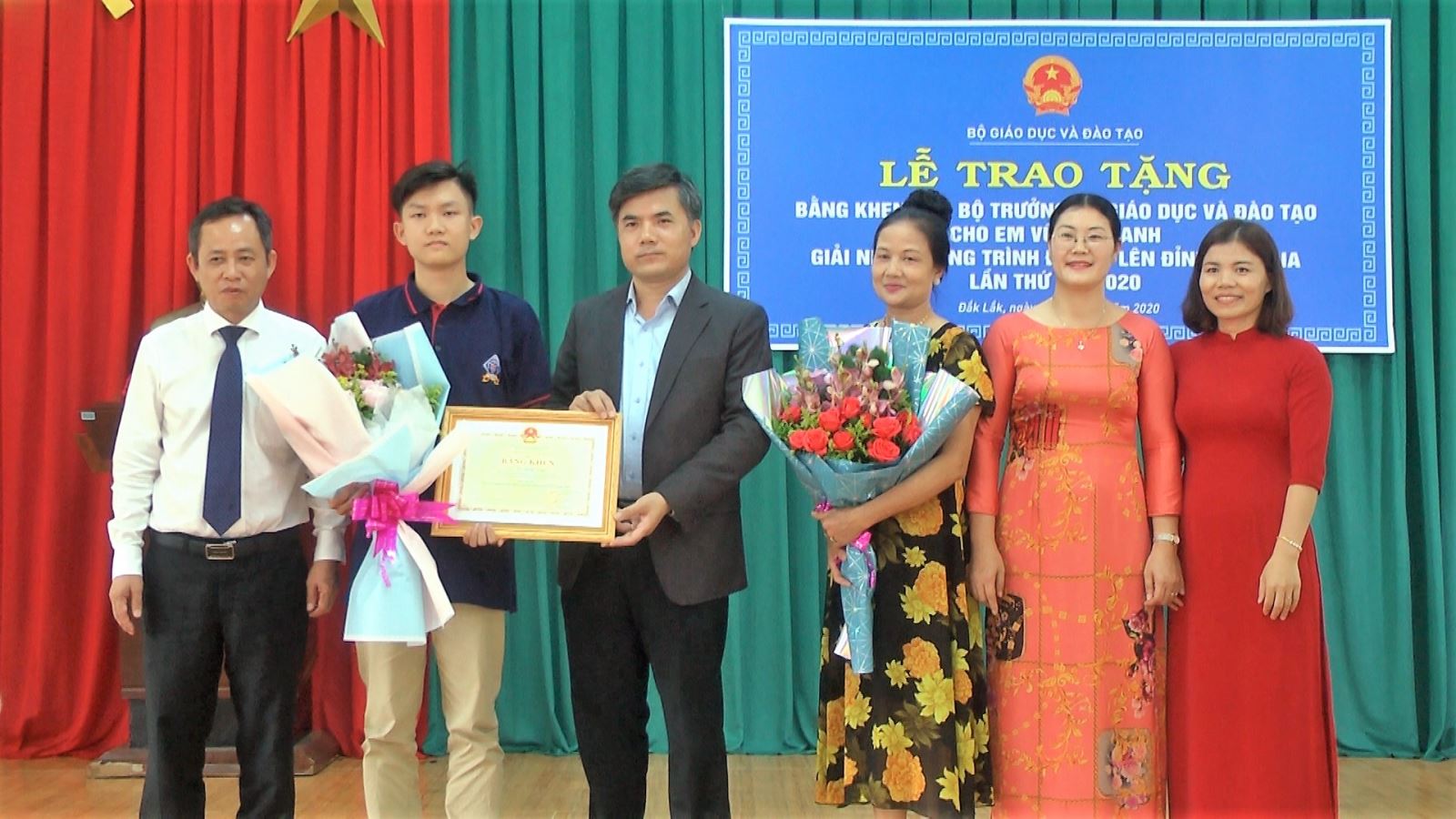 Trao bằng khen của Bộ trưởng GD&ĐT cho Á quân đường lên đỉnh Olympia 2020