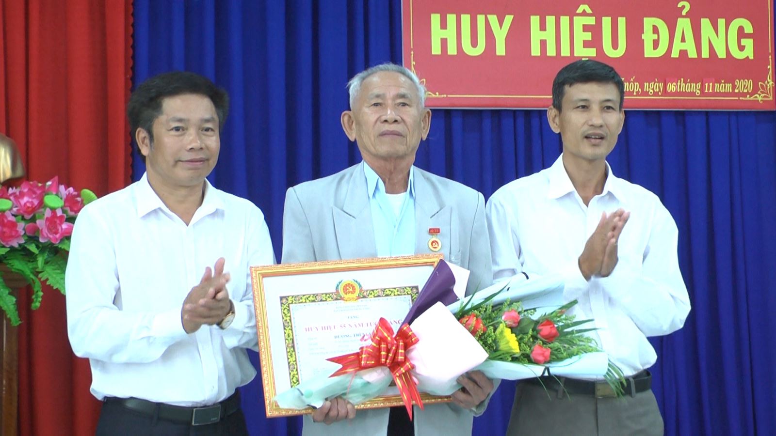 Đảng ủy thị trấn EaKnốp tổ chức lễ trao tặng Huy hiệu Đảng, đợt 07/11.